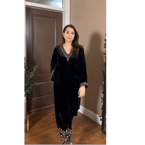 Excellente finition Costumes en viscose de velours pur pour femmes avec une belle broderie et un style classique pour l'occasion pour l'exportation en vrac - Product Image 1