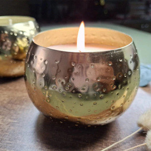 Pot de bougie une touche élégante à votre décoration intérieure Le pot de bougie doré glamour ajoute de la profondeur et de la chaleur à votre espace - Product Image 3