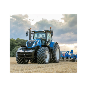 Tractores agrícolas CNH listos para su envío a revendedores de equipos y agricultores - Product Image 5