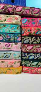 Elegante encaje bordado floral colorido para proyectos de moda, decoración del hogar y artesanía - Product Image 3