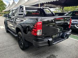 Toyota Hilux Diésel Automática Sedán con Volante a la Izquierda, Motor Turbo, Neumáticos R15, Cámara Trasera, Interior Oscuro, Fabricación Japonesa - Product Image 5