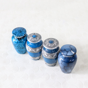 Mini urna funeraria de cremación hecha a mano azul con acabado de esmalte grabado para cenizas humanas y suministros funerarios por HHO de India - Product Image 6