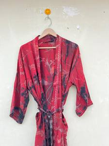 Kimono de seda rojo y negro hecho a mano ligero indio reciclado para playa y Festival para verano y otoño tamaño libre - Product Image 4