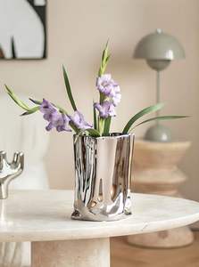 Elegante florero de aluminio con cuerpo artesanal y acabado plateado para una decoración atemporal en comedores o salas de estar. - Product Image 2