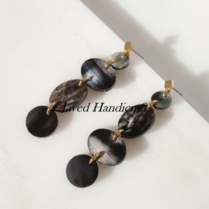 Pendientes naturales cavados a mano Vintage de cuerno de buey, forma redonda de alta calidad, acabado brillante, bisutería ligera - Product Image 1