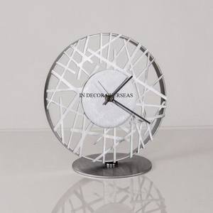 Horloge murale design de fantaisie antique en métal poli et brillant finition couleur argent pour décor de salon et de hall - Product Image 1