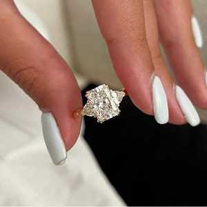 Anillo de tres piedras con diamante cultivado en laboratorio de corte radiante de 2.02 quilates, oro sólido de 14 quilates, joyería fina de primera calidad para regalo de boda o promesa para novias. - Product Image 6