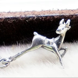 ต่างหูเงินแท้ 925 ประดับทับทิมทรงหยดน้ำ ดีไซน์กวางแกเซลล์ เรียบหรู งานแฮนด์เมด  จำหน่ายเครื่องประดับคุณภาพสูง ราคาส่ง - Product Image 1