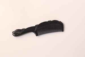 หวีผมทำจากเขาธรรมชาติ เป็นมิตรกับสิ่งแวดล้อม ขัดเงาด้วยมือ ซี่กว้าง ช่วยสางผมไม่พันกัน บำรุงหนังศีรษะและเส้นผมให้แข็งแรง - Product Image 4