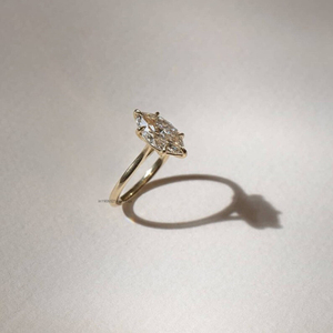 Bague de fiançailles solitaire en Moissanite coupe marquise de 6.5/13 millimètres avec bande arrondie de 8 millimètres et six broches pour femme - Product Image 3