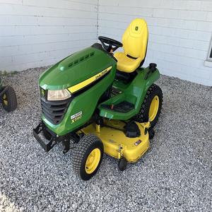 Tractor de Jardín John Deere X590, 22 HP, Tracción en las 4 Ruedas, Transmisión de Engranajes, Alta Productividad, Máquina para el Cuidado del Césped, Entrega Rápida, Rendimiento Confiable - Product Image 1