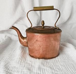 Hervidor de cobre rústico cálido con forma duradera y encanto estético adecuado para uso familiar o decoración profesional - Product Image 3