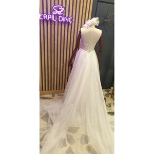 Abito da sposa, abito da sposa, tiro all'aperto bianco organza spacco dettagliato abito da sposa