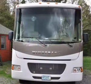 2024 <strong>Winnebago</strong> Vistaa 27P Class Motorhome Smart Forrd Chassis Spacious Interior Full Kitchen Leather Seats Sleeps 6 Left - Product Image 3