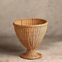 Urne à fleurs en rotin naturel de haute qualité avec un cadre en acier Décorations de Noël Accessoires de décoration d'intérieur du Vietnam B2B