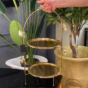 Bandeja redondeada decorada de lujo para servir pasteles y aperitivos, bandeja de servicio de Metal de 2 niveles con acabado dorado brillante con Base de soporte - Product Image 1