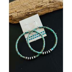 Boucles d'oreilles pendantes géométriques en argent sterling et turquoise Kingman, faites à la main par des artisans Navajo, avec perles et motifs géométriques en turquoise Kingman - Product Image 3