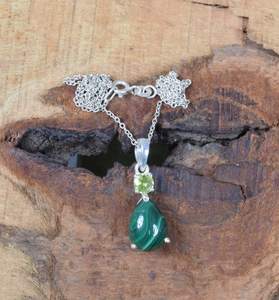 Collar con Colgante de Peridoto y Malaquita, Plata de Ley 925, Joyería de Piedras Preciosas Hecha a Mano, Regalo Elegante para Mujer - Product Image 1