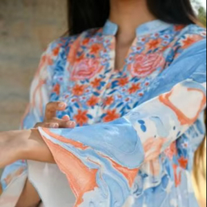 Chemisier semi-transparent à manches bouffantes, trois-quarts, élégant et personnalisé, imprimé floral brillant, à col cranté. - Product Image 1