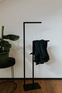 Toallero Funcional de Hierro Diseñado para las Rutinas Diarias del Baño que Ofrece una Colocación de Toallas Accesible y Eficiente - Product Image 2