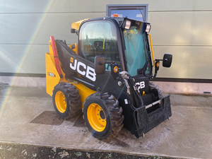 รถตักล้อยาง JCB 155 มือสองและใหม่ สำหรับงานก่อสร้างและจัดสวน พร้อมอุปกรณ์ขุดดินแบบ Auger Trencher มีขาย - Product Image 2