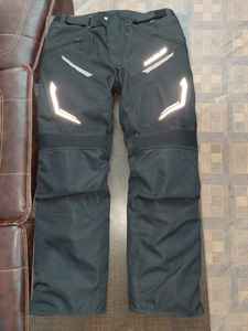 Pantalones textiles protectores para motocicleta diseñados para la comodidad diaria en el manejo, con construcción transpirable y armadura de nivel 1 CE. - Product Image 4