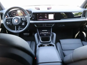 SUV de luxe performant modèle 2024, équipé d'un moteur bi-turbo de 4,0 L avec transmission intégrale et boîte automatique - Product Image 6