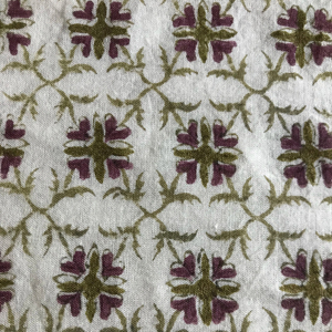 Tissu en coton imprimé à la main, vert olive, motif géométrique en treillis avec des motifs floraux de couleur vin - Product Image 1