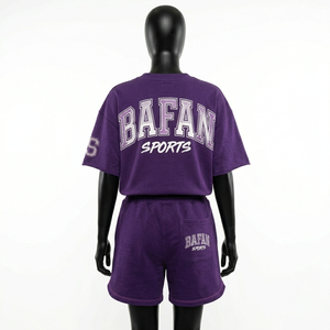 Ensemble haut et short en coton éponge premium 240 GSM, violet, avec logo en strass thermocollé - Product Image 2