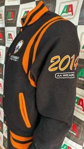 2025 Veste universitaire OEM Top Bomber Design noir de jais avec col montant et broderie d'hiver chaude Veste lourde à bon prix - Product Image 2