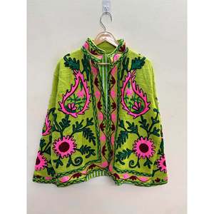 Veste en coton brodée à la main de style Suzani, motif floral vert citron et vert mousse avec touches rose, idéale pour le printemps - Product Image 3