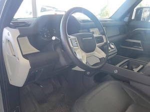 Land Rover Defender 110 P300 S 2024 Usado en Excelentes Condiciones - Product Image 2