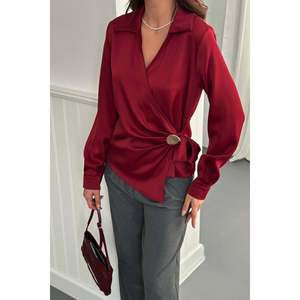 Blusa de Satén Borgoña para Mujer con Detalle de Botones, Camisas al por Mayor - Product Image 2