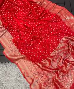 Captivant Dernières Bridal Wear Georgette Sari avec Tussle Detailing et Pearl Work pour la mariée Elegance lehenga - Product Image 3