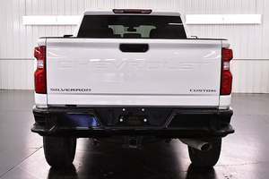 Chevrolet Silverado 2500 HD Custom Crew Cab 4WD 2023 / Disponible para la Venta con Bajo Kilometraje, Motor de Gasolina, Auto Usado en Excelentes Condiciones - Product Image 3