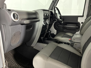 รถจี๊ปแรงเลอร์ ปี 2010 รุ่น 3.8 ซาฮาร่า 2 ประตู เกียร์ออโต้ พวงมาลัยขวา คุณภาพดี ราคาประหยัด มือสอง - Product Image 2