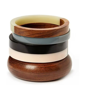 Ensemble de bracelets en bois multicolores en forme de cœur Bracelet tendance pour femmes fait à la main Cadeau de mode INDIA ART PLACE Uttar Pradesh Modèle IAP - Product Image 1