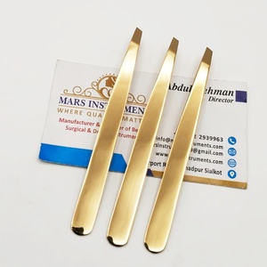 Pinzas Profesionales para Cejas Chapadas en Oro con Punta Inclinada de Acero Inoxidable, Ecológicas y Duraderas - Product Image 1