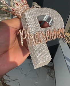 Colgante de Corona con Letra P Personalizado, Estilo Hip Hop, con Acabado Plateado y Diamantes de Imitación Moissanite - Product Image 3
