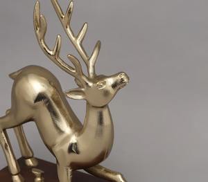 Objet de table renne antique or raffiné Décoration festive élégante Idéal pour le salon Installation de Noël ou présentation de cadeaux - Product Image 3