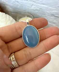Pendentif en agate bleue faite à la main en pierre précieuse collier en argent pierre ovale bijoux artisanaux pendentif élégant pour les femmes - Product Image 1