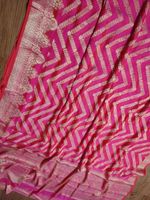 Sari en soie georgette douce avec tissage à motifs dorés sur toute la surface et bordure, magnifique design traditionnel indien pour mariée