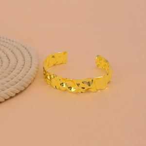 Brazalete de latón chapado en oro con declaración de moda para mujer Brazalete abierto ancho con textura martillada - Product Image 3