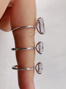 Anillo de compromiso y promesa vintage de moissanita con corte cojín, chapado en oro sobre plata, engaste de puntas, piedra rectangular, anillo de viaje - Product Image 3