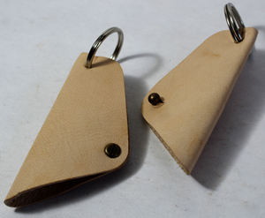 Hermoso regalo o producto de cuero curtido natural Llavero de cuero natural fuerte - Product Image 2