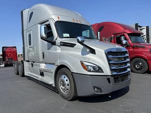 Camión Usado FREIGHTLINER CASCADIA 2026, Modelo Conventional Sleeper, Motor Diésel de 10 Cilindros, Cámara Trasera de 360°, Pantalla Táctil, Automático - Product Image 3