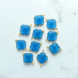 Cielo azul Calcedonia piedra preciosa forma de trébol doble fianza encanto conector - Product Image 1