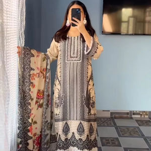 Kurta droite pour femmes avec bas en mousseline de coton imprimé numériquement et vrai miroir et diamant travail à la main haut et bas avec Dupatta - Product Image 1