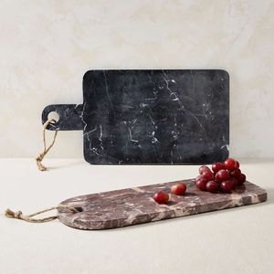 Tabla de cortar de mármol hecha a mano, perfecta para espacios de cocina elegantes, con una superficie resistente para la preparación de comidas. - Product Image 3