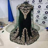 Robe musulmane traditionnelle élégante pour adultes Kaftan en velours vert lourd brodé à la main Taille unique de luxe en soie